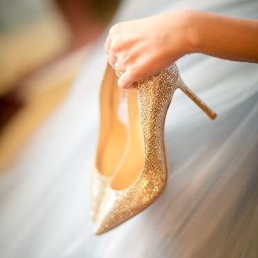 ホテルクラウンパレス浜松 新郎がプレゼントしてくれたお気に入りのヒールを履いて。