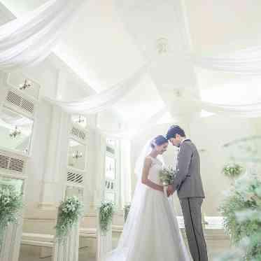 アーセンティア迎賓館(浜松)/テイクアンドギヴ・ニーズウェディング ホワイトチャペル2人斜め