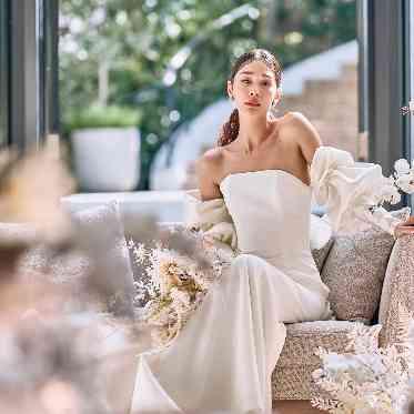 アーセンティア迎賓館(浜松)/テイクアンドギヴ・ニーズウェディング ガーデンをバックに