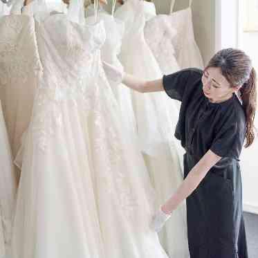 アーセンティア迎賓館(浜松)/テイクアンドギヴ・ニーズウェディング 高級なドレスの取り扱いは手袋を着用