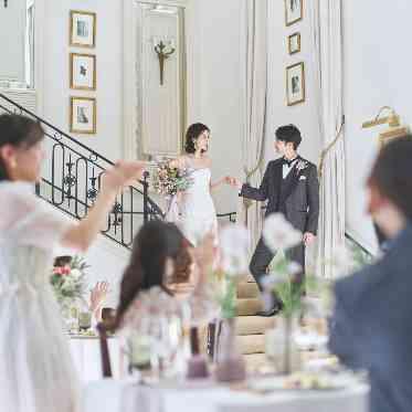 アーセンティア迎賓館(静岡)/テイクアンドギヴ・ニーズウェディング 階段入場で華やかに