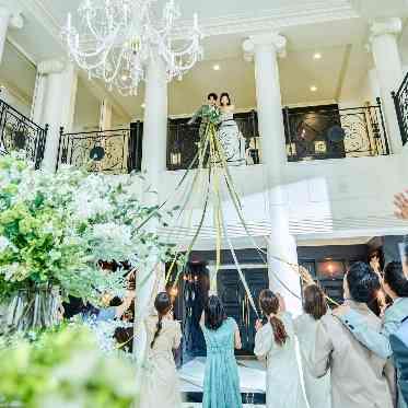 アーセンティア迎賓館(静岡)/テイクアンドギヴ・ニーズウェディング ロビーでブーケプルズ