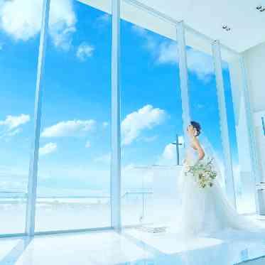 ベイサイド迎賓館(静岡)/テイクアンドギヴ・ニーズウェディング 祭壇奥に広がる海に誓う絶景チャペル!