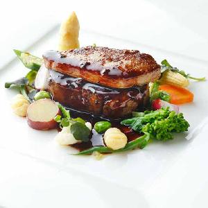 ベイサイド迎賓館(静岡)/テイクアンドギヴ・ニーズウェディング 人気料理のロッシーニ。牛フィレとフォアグラの絶妙なハーモニーが幅広いゲストに人気