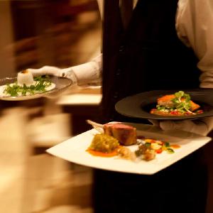 ベイサイド迎賓館(静岡)/テイクアンドギヴ・ニーズウェディング できたてのお料理を届けられるのは、披露宴会場の隣にすぐキッチンがあるから