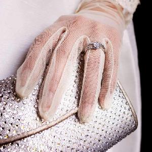 ベイサイド迎賓館(静岡)/テイクアンドギヴ・ニーズウェディング お色直し後はクラッチバックを持って。ちょっぴりクールで大人花嫁に