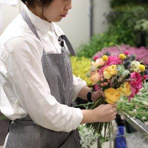 ベイサイド迎賓館(静岡)/テイクアンドギヴ・ニーズウェディング 事前に打ち合わせした装飾をカタチにするフラワーコーディネーター