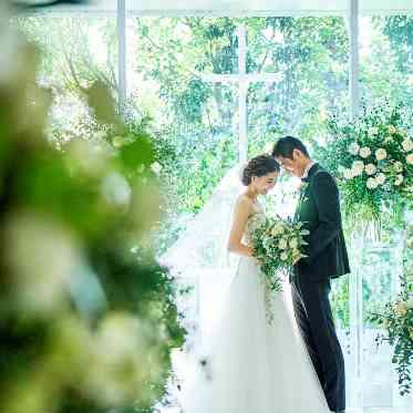 アクアガーデン迎賓館(沼津)/テイクアンドギヴ・ニーズウェディング 祭壇の緑と自然光が印象的な独立型チャペル