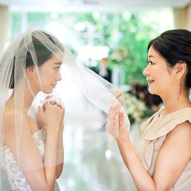 アクアガーデン迎賓館(沼津)/テイクアンドギヴ・ニーズウェディング お母様からのベールダウンは感動の瞬間