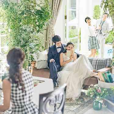 アクアガーデン迎賓館(沼津)/テイクアンドギヴ・ニーズウェディング メイン席をソファーにすればリラックスした空間に