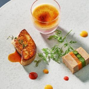 アクアガーデン迎賓館(沼津)/テイクアンドギヴ・ニーズウェディング フォアグラの前菜も色鮮やかに…
