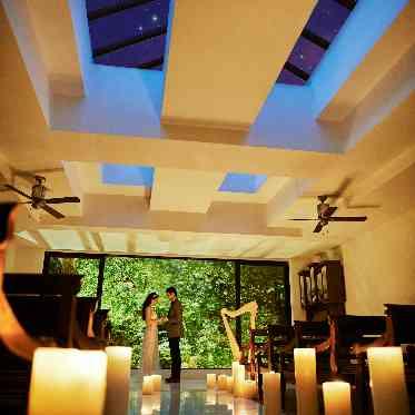 ライトアップされた夜のチャペルでフォトジェニックなお写真を残していただけます