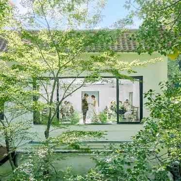 ザ ナンザン ハウス(THE NANZAN HOUSE NAGOYA) チャペルの窓からはどの季節でも四季折々の景色が楽しめる