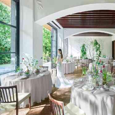 目の前に自然が広がるガーデンとの境界線をなくした会場