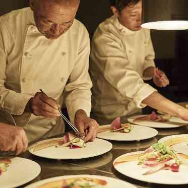 ザ ナンザン ハウス(THE NANZAN HOUSE NAGOYA) ライブ感のあるオープンキッチンから運ばれるお料理の数々