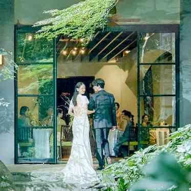 お色直し後はテラスからのサプライズ入場も人気の演出のひとつです