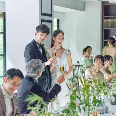 ゲストとともにお料理や会話を楽しむ少人数ウェディング