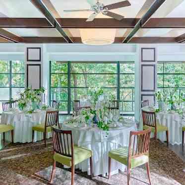 ザ ナンザン ハウス(THE NANZAN HOUSE NAGOYA) 全面に広がる大きな窓からは常に本物の緑を感じることのできる2Fテラスルーム