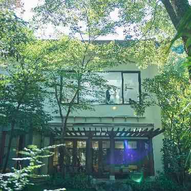 ザ ナンザン ハウス(THE NANZAN HOUSE NAGOYA) 名古屋市内とは思えない緑溢れる景色が、おふたりとゲストを非日常へといざないます