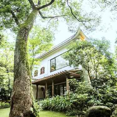 ザ ナンザン ハウス（THE NANZAN HOUSE NAGOYA） 一年を通して緑を絶やさない常緑樹と季節の花が咲く美しい芝生のガーデン