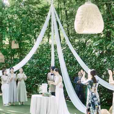 本物の自然をバックにあたたかい拍手に包まれたケーキカット
