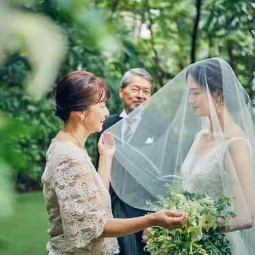 自然をバックに親御様へ伝える感謝の言葉