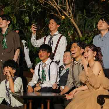 ザ ナンザン ハウス(THE NANZAN HOUSE NAGOYA) ライトアップされた夜のガーデンでエンドロールムービーを上映