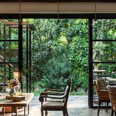 ザ ナンザン ハウス(THE NANZAN HOUSE NAGOYA) 全天候型のお待合い室は雨の日でも自然を感じることのできる設計