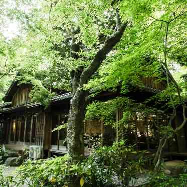 趣のある日本家屋の親族控室