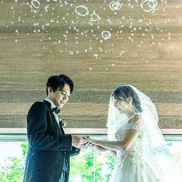 St.Filer OKAZAKI(サンフィレール岡崎) 天窓から注ぐ光をまとい優しく輝く「光のオブジェ」のもとで指輪交換