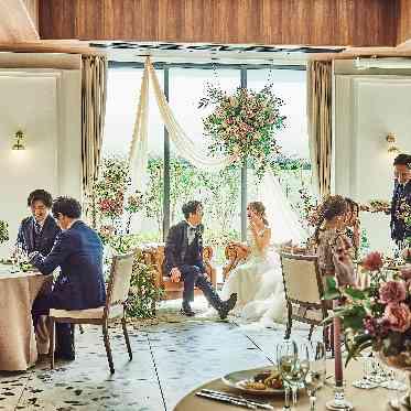 St.Filer OKAZAKI(サンフィレール岡崎) 大きな窓からはさわやかな緑を感じ自然光が入る、明るい雰囲気のパーティ会場