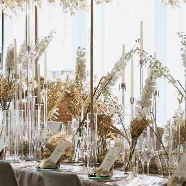 ウェスティンホテル横浜 1直線のテーブルレイアウトはゲストとの距離が近く温かいおもてなし