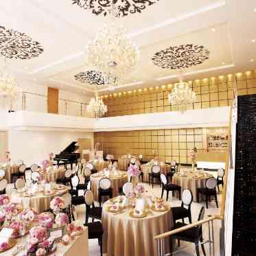 ゴールドが際立ったコーディネート