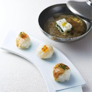 専属の和食の料理人も。お吸い物やお寿司は高齢ゲストからも人気が高い。
