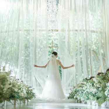 北山迎賓館/テイクアンドギヴ・ニーズウェディング 祭壇にあるドレープがより一層清楚に