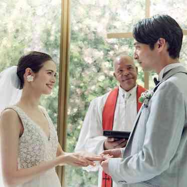 北山迎賓館/テイクアンドギヴ・ニーズウェディング 緑の祭壇で行う感動的な誓いのシーン