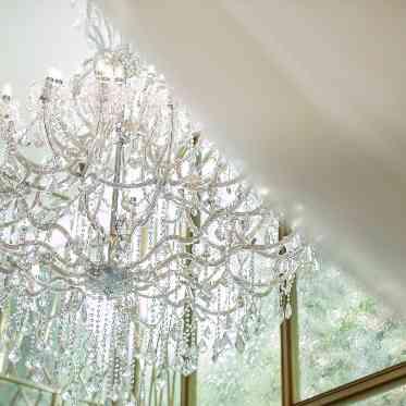 北山迎賓館/テイクアンドギヴ・ニーズウェディング チャペルには大きなシャンデリアが煌めく