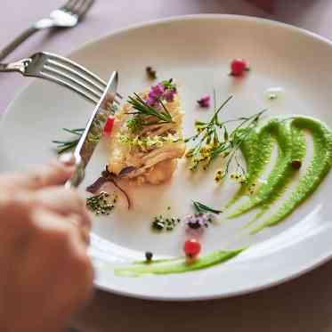 北山迎賓館/テイクアンドギヴ・ニーズウェディング 熱々のお料理は熱々のうちにご提供