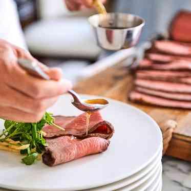 北山迎賓館/テイクアンドギヴ・ニーズウェディング バンケット併設のキッチンで熱々のお料理を