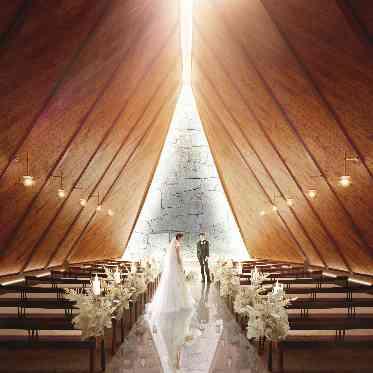 ベイサイド迎賓館(神戸)/テイクアンドギヴ・ニーズウェディング 木の温もりと石造りの神聖な本格的チャペルへリニューアル!圧巻の天井高と降り注ぐ光