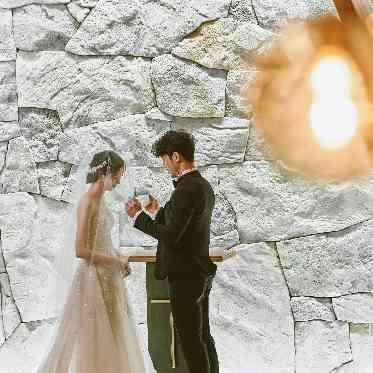 ベイサイド迎賓館(神戸)/テイクアンドギヴ・ニーズウェディング 美しい石の祭壇は、これまでに出逢った人たちを表します。