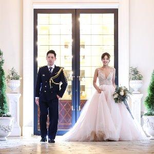 ベイサイド迎賓館(神戸)/テイクアンドギヴ・ニーズウェディング 抜け感のある入口扉前で・・・