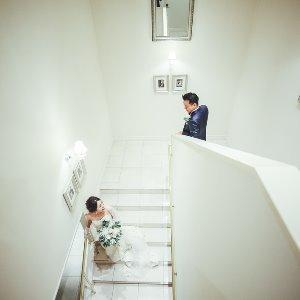 ベイサイド迎賓館(神戸)/テイクアンドギヴ・ニーズウェディング 控室の前で