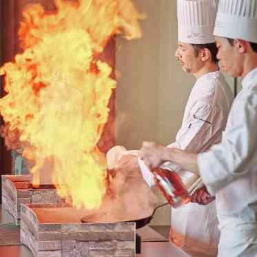 ベイサイド迎賓館(神戸)/テイクアンドギヴ・ニーズウェディング 立ち昇る炎にゲストからも歓声が