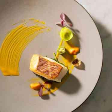 ベイサイド迎賓館(神戸)/テイクアンドギヴ・ニーズウェディング 色鮮やかな魚料理も