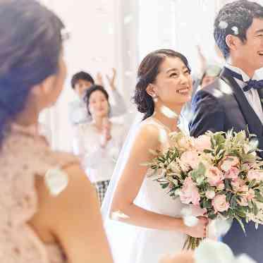 アーヴェリール迎賓館(姫路)/テイクアンドギヴ・ニーズウェディング 憧れのバージンロードを進む花嫁はまばゆい煌きにつつまれ、ゲストの心に深く刻まれる