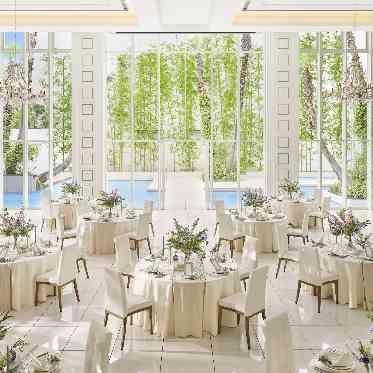 ララシャンスHIROSHIMA迎賓館 白を基調とした明るい会場。天井高6メートル。着席人数150名。