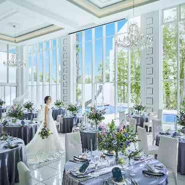 ララシャンスHIROSHIMA迎賓館 白基調の披露宴会場なのでコーディネート一つで雰囲気が変わる