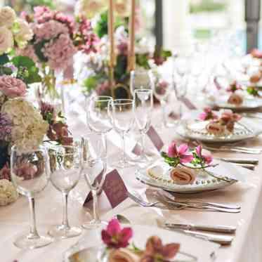 アクアテラス迎賓館(大津)/テイクアンドギヴ・ニーズウェディング 白基調のパーティ会場はコーディネートの自由度が高い