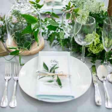 アクアテラス迎賓館(大津)/テイクアンドギヴ・ニーズウェディング 白基調のパーティ会場はコーディネートの自由度が高い